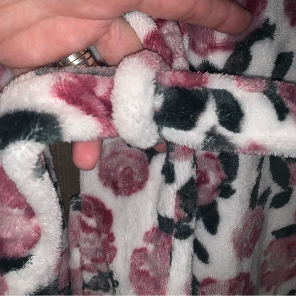 Women’s L DAYDREAM by BERKSHIRE HOME Gorgeous Fuzzy Fleece Wrap Robe Roses EXC - Picture 8 of 15